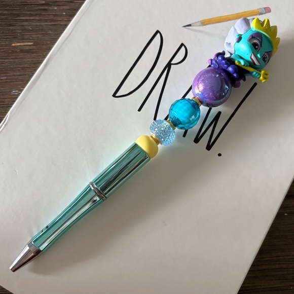 Disney Doorables: The Little Mermaid: Ursula blacklight handmade beaded pen - Picture 2 of 3